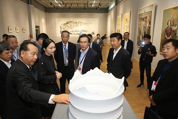 审核评估专家组考察mk官网.jpg